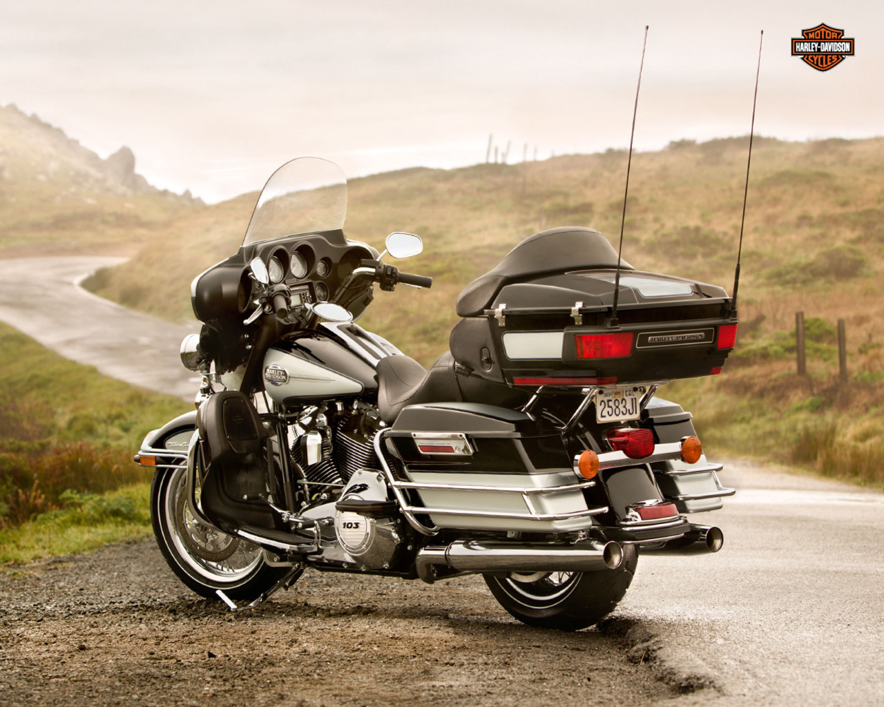 Новый мотоцикл на дороге Harley-Davidson Electra Glide Ultra Classic