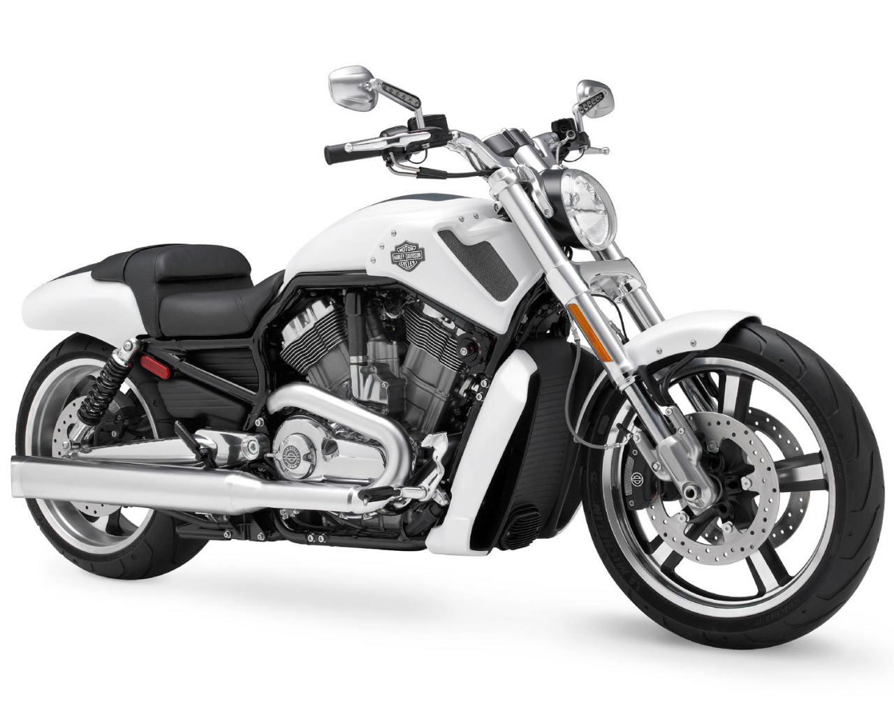 Новый мотоцикл на дороге Harley-Davidson V-Rod Muscle