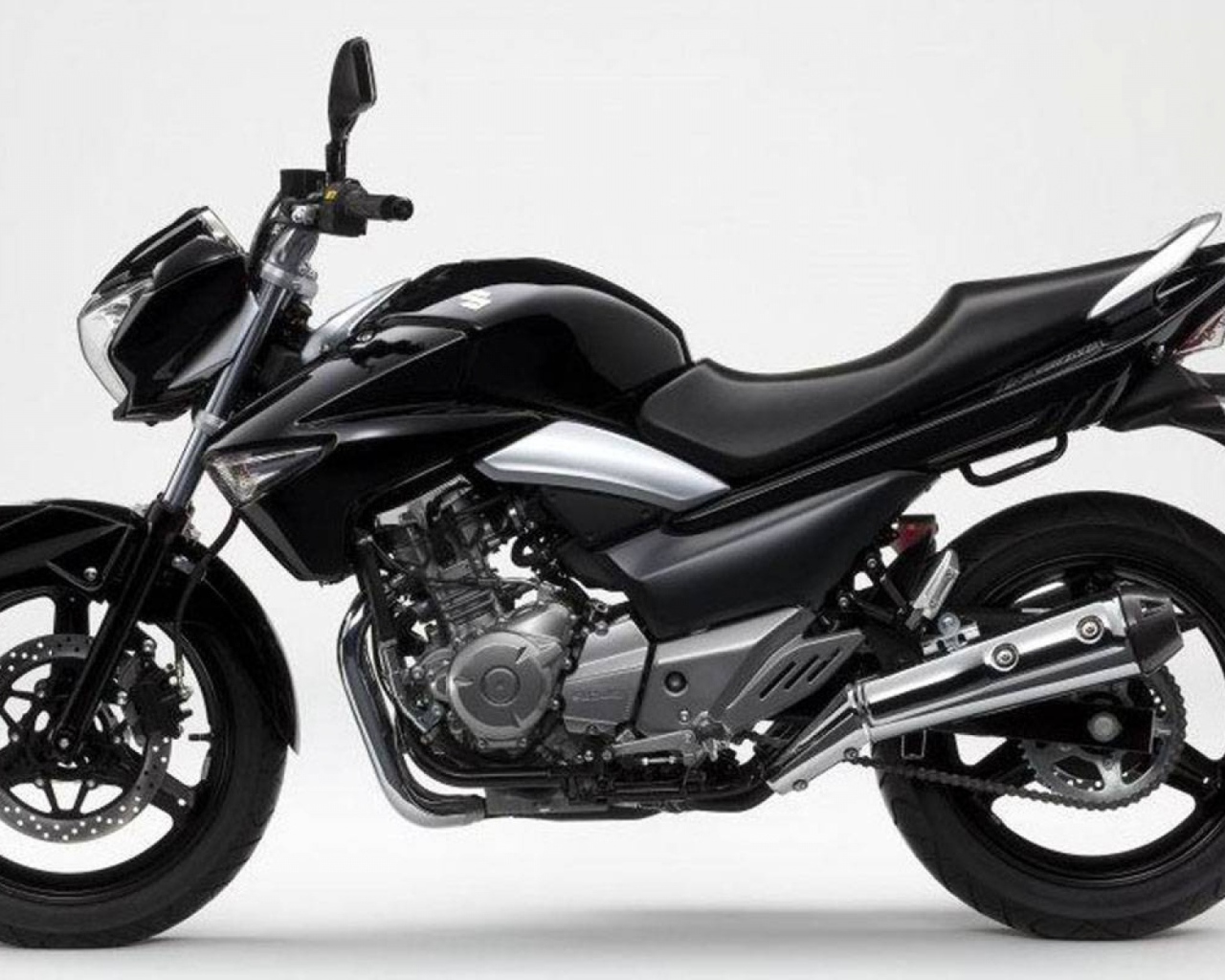 Новый мотоцикл на дороге Suzuki   Inazuma