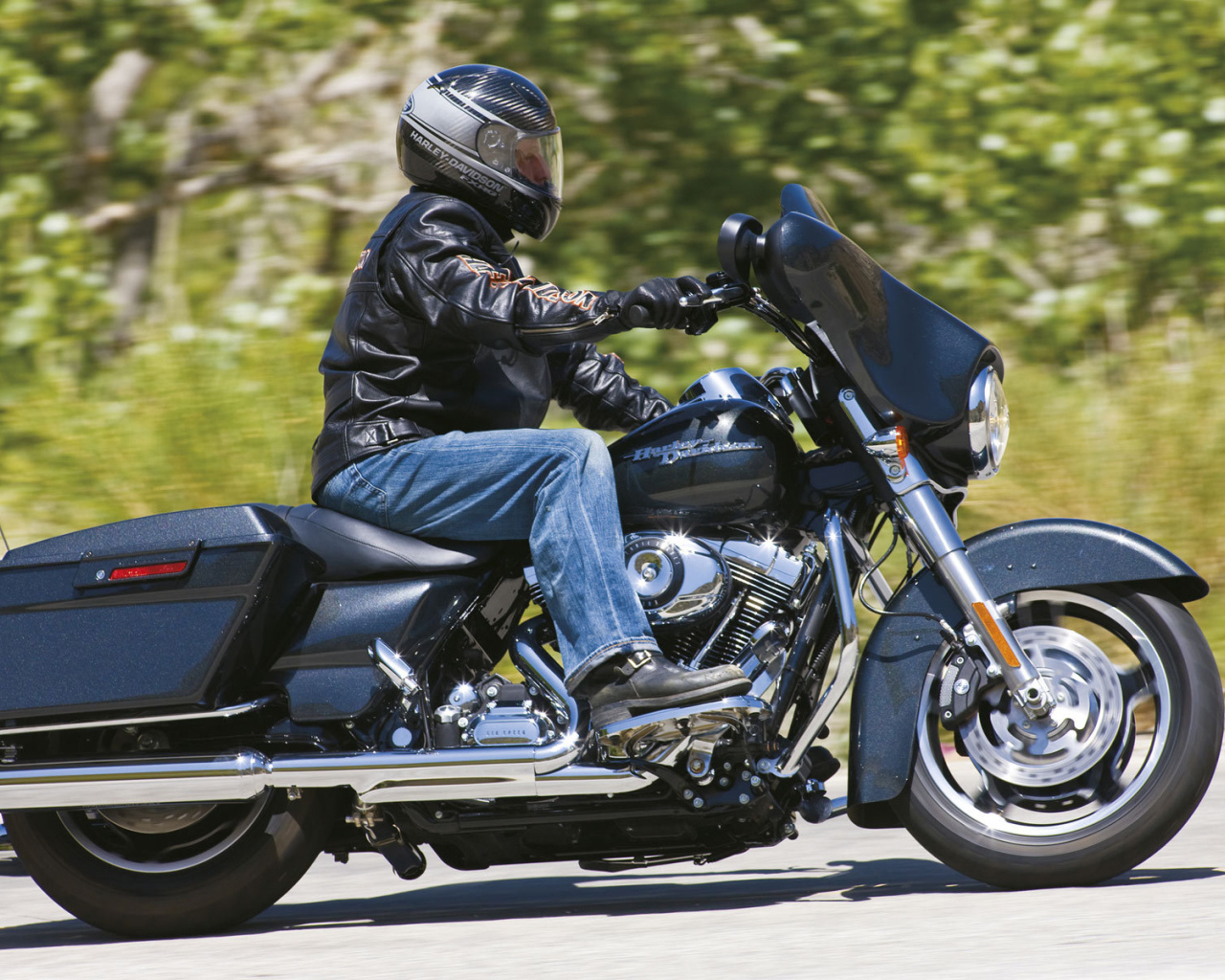 Новый надежный мотоцикл Harley-Davidson Street Glide