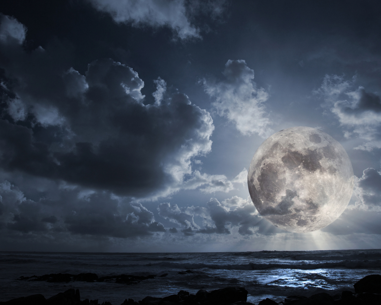 Огромная луна в облаках
