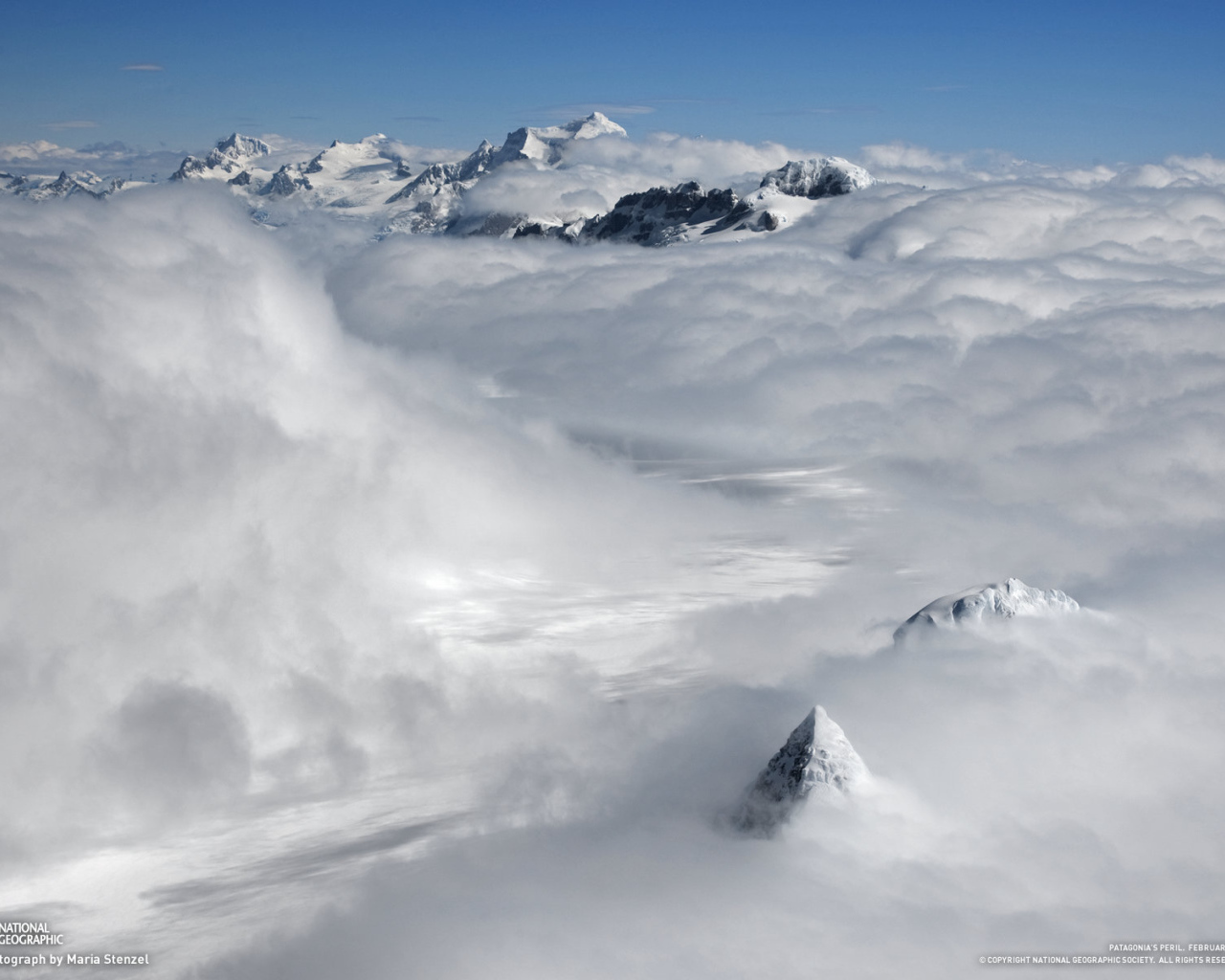 Вершины гор в облаках