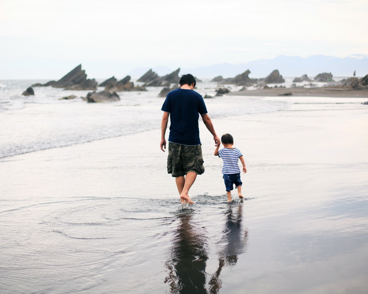 Отец с сыном гуляют по воде