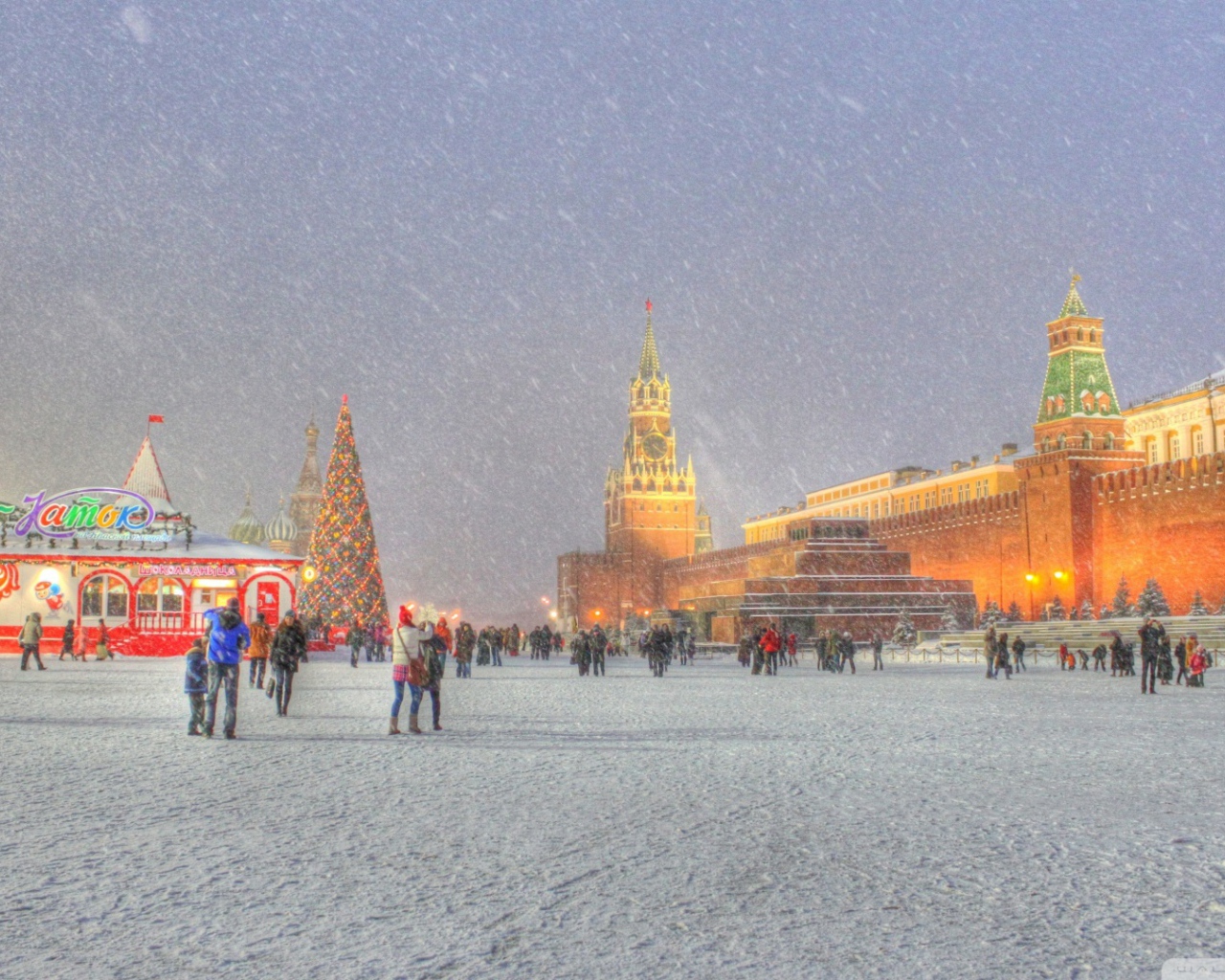 Снег в Москве на Красной площади