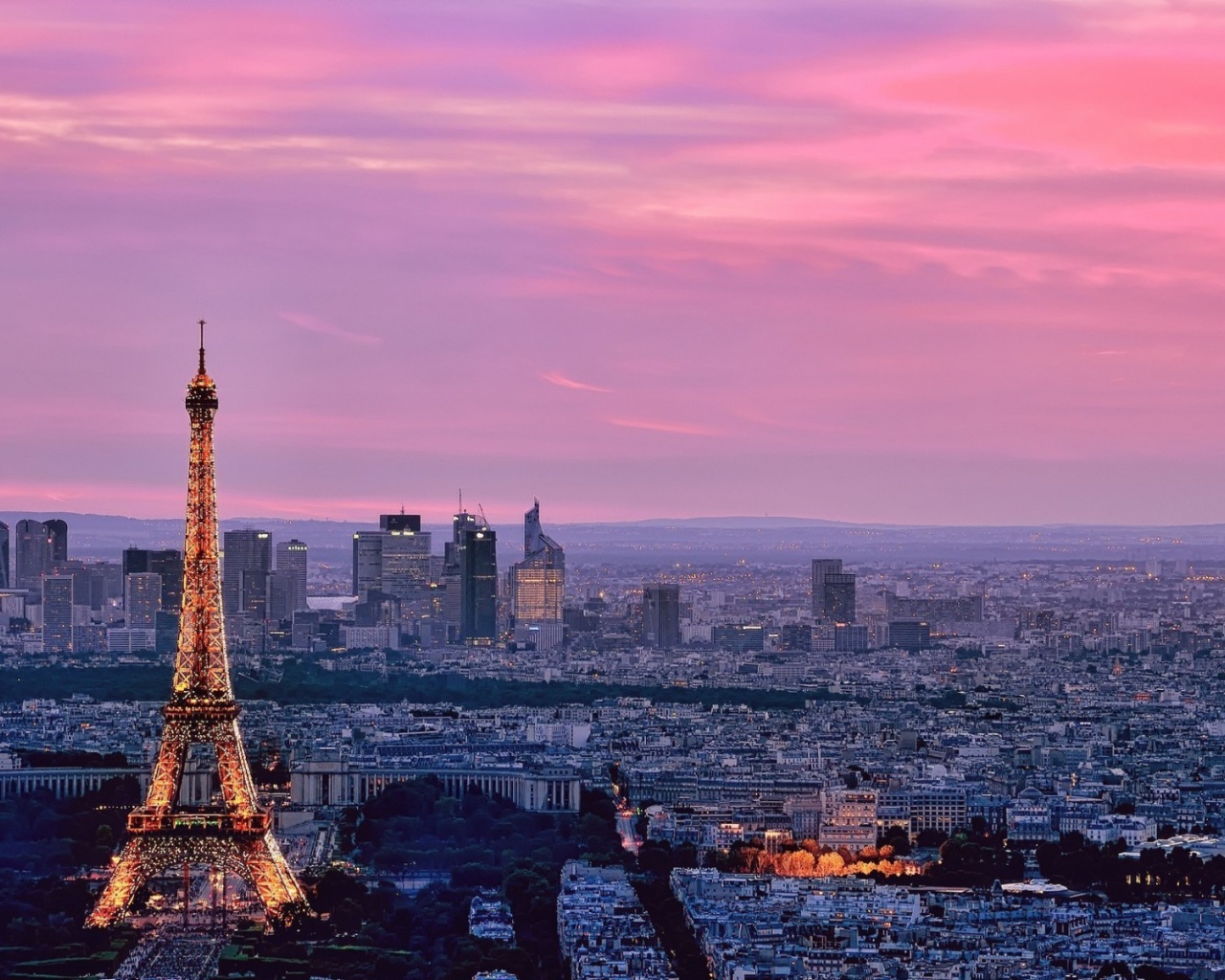 Розовый закат в Париже, Франция