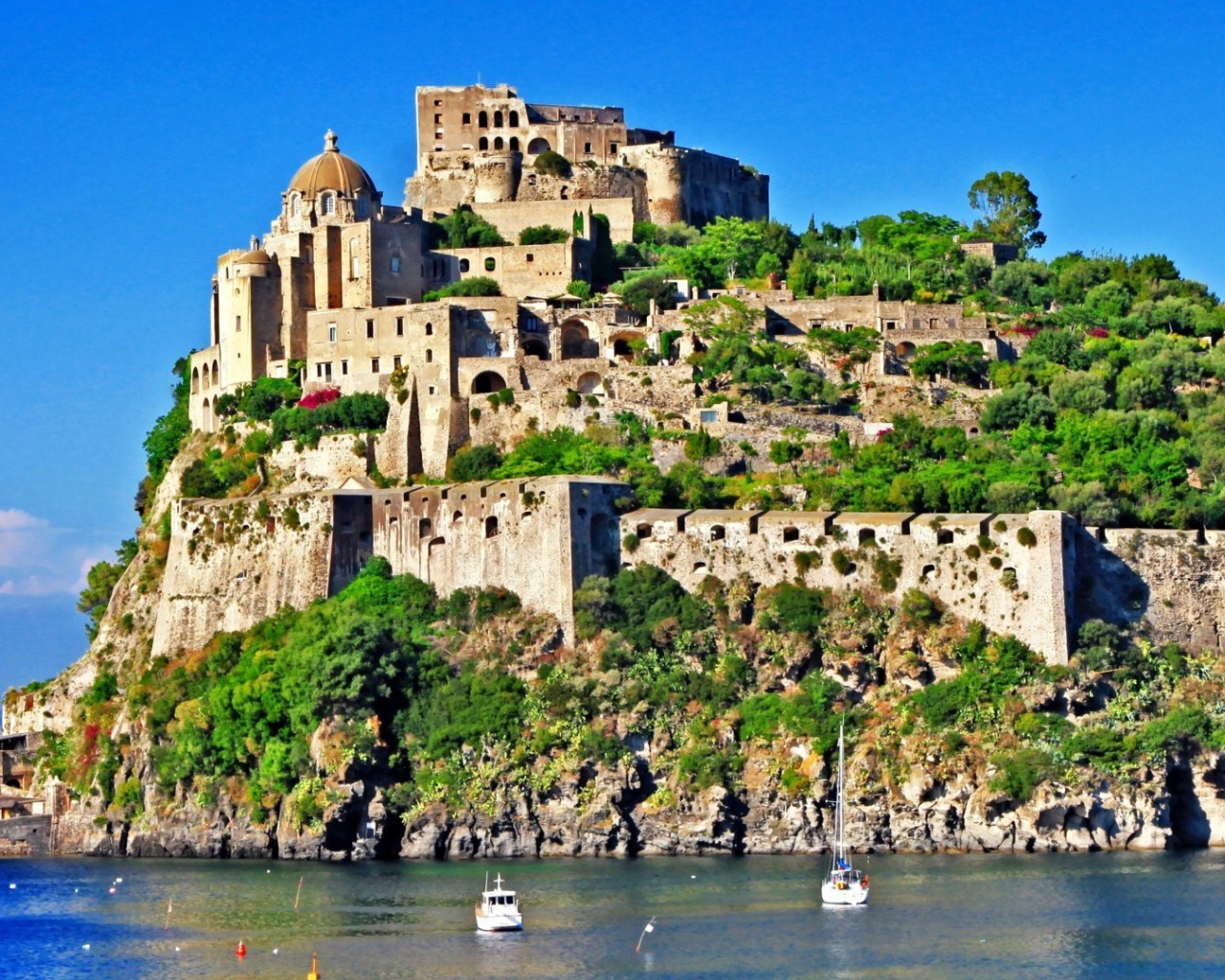 Замок на скале на острове Искья, Италия