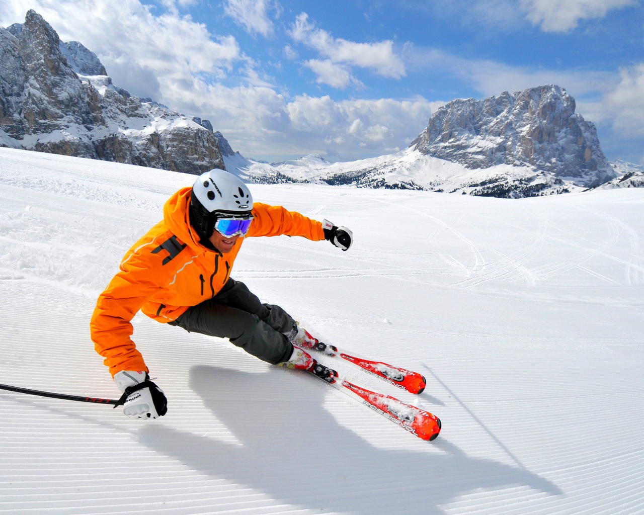 Спуск на лыжах на горнолыжном курорте Валь Гардена, Италия