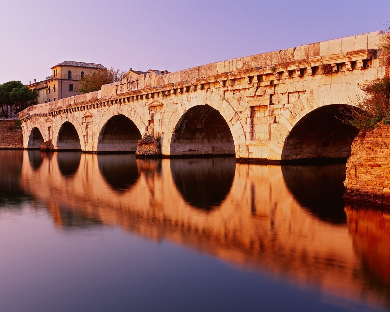 Мост Тиберия на курорте в Римини, Италия