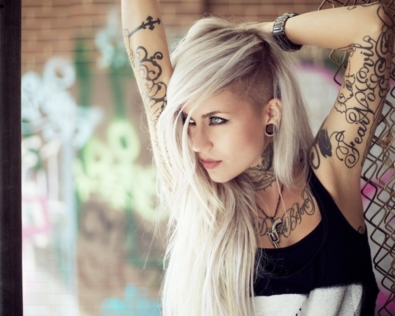 Блондинка с татуировками