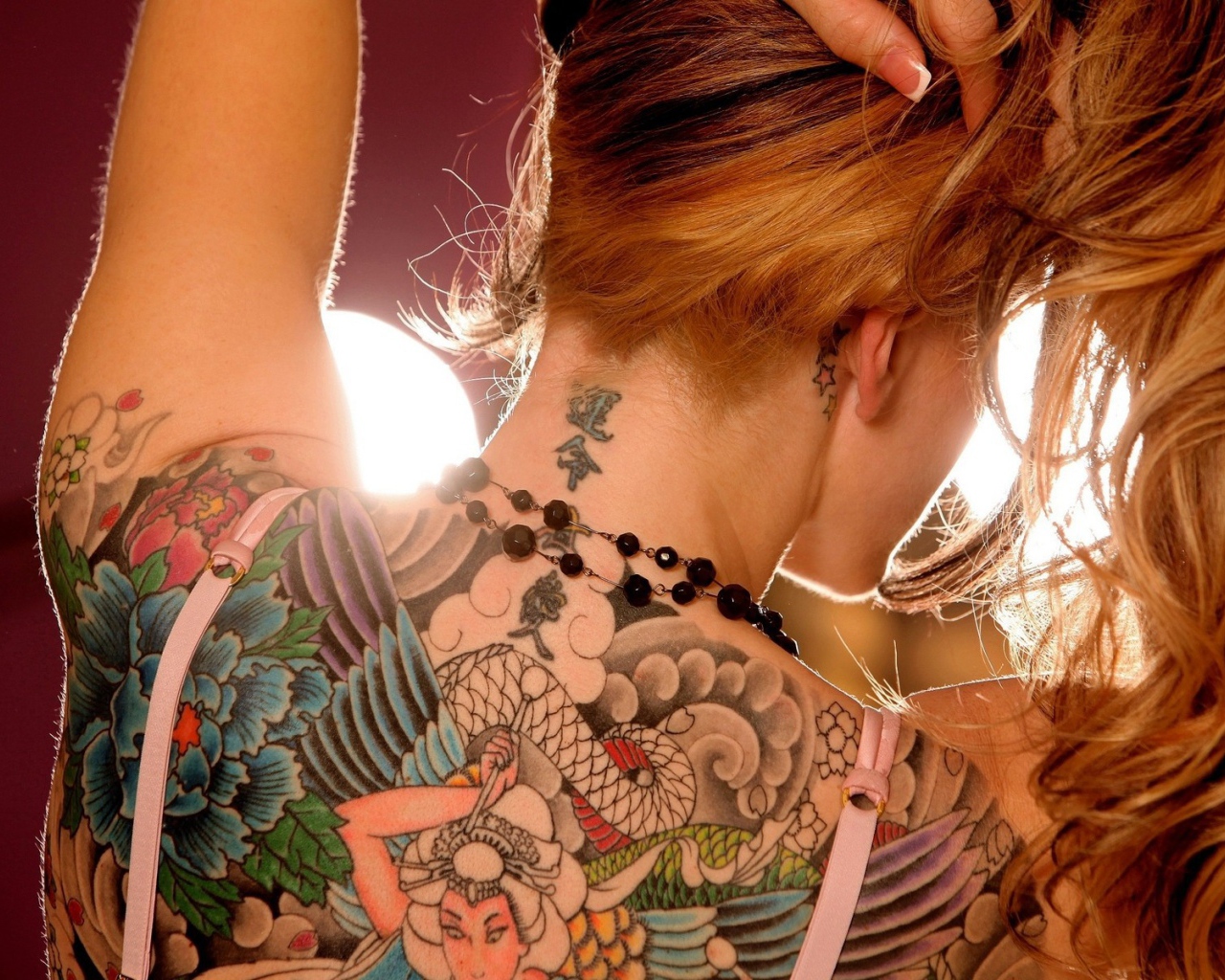 Женщина с татуировкой на спине