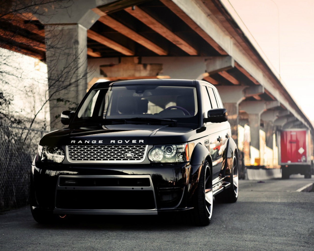 Черный Range Rover Sport под эстакадой