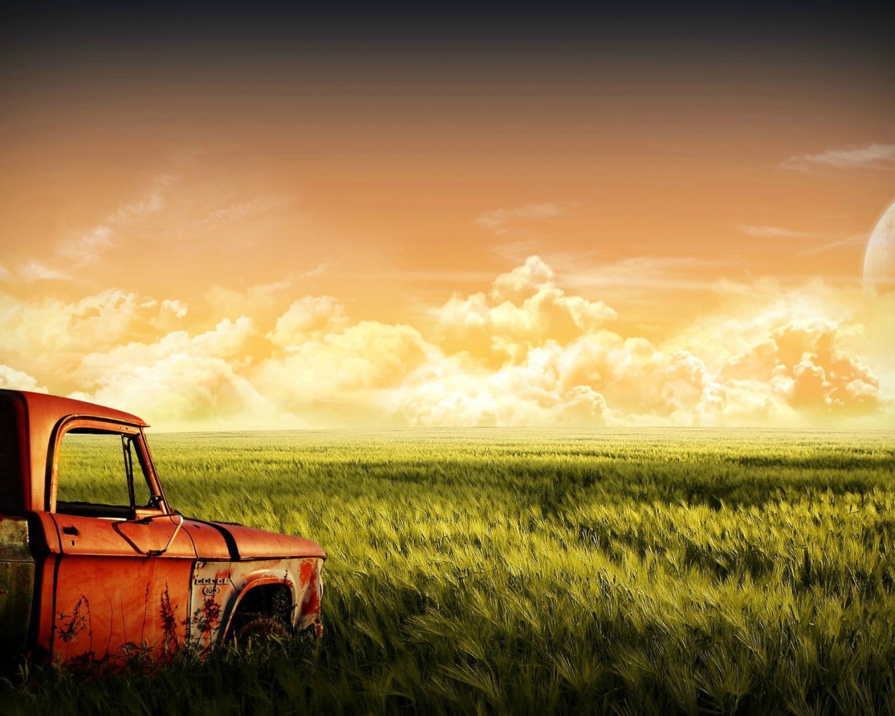Старый автомобиль на зеленом поле