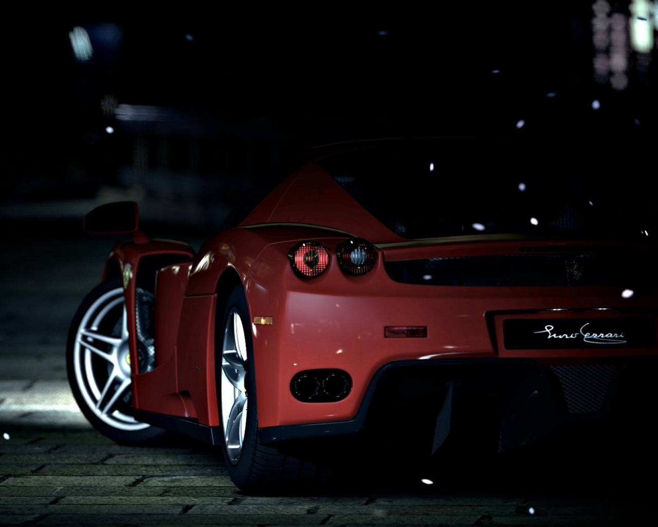 Красный спортивный автомобиль на темной улице