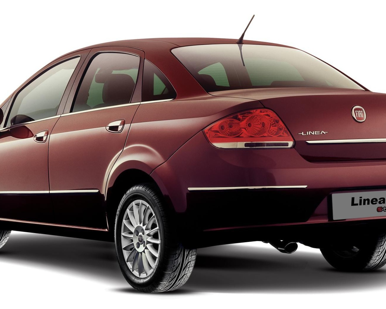 Новый автомобиль Fiat Linea, темно коричневый цвет