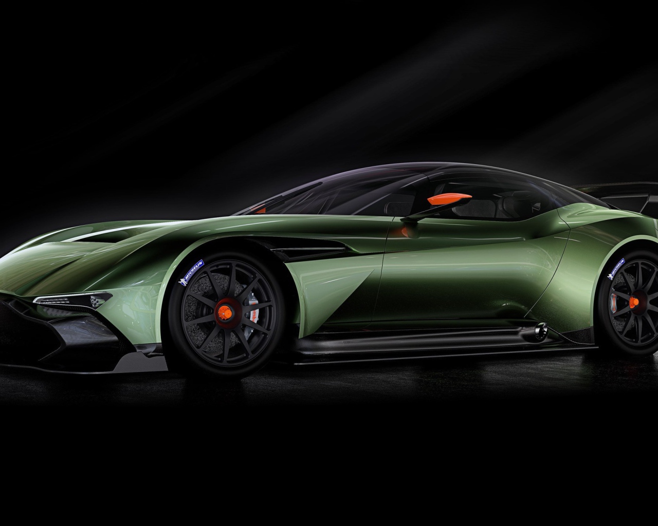 Зеленый спортивный Aston Martin на черном фоне