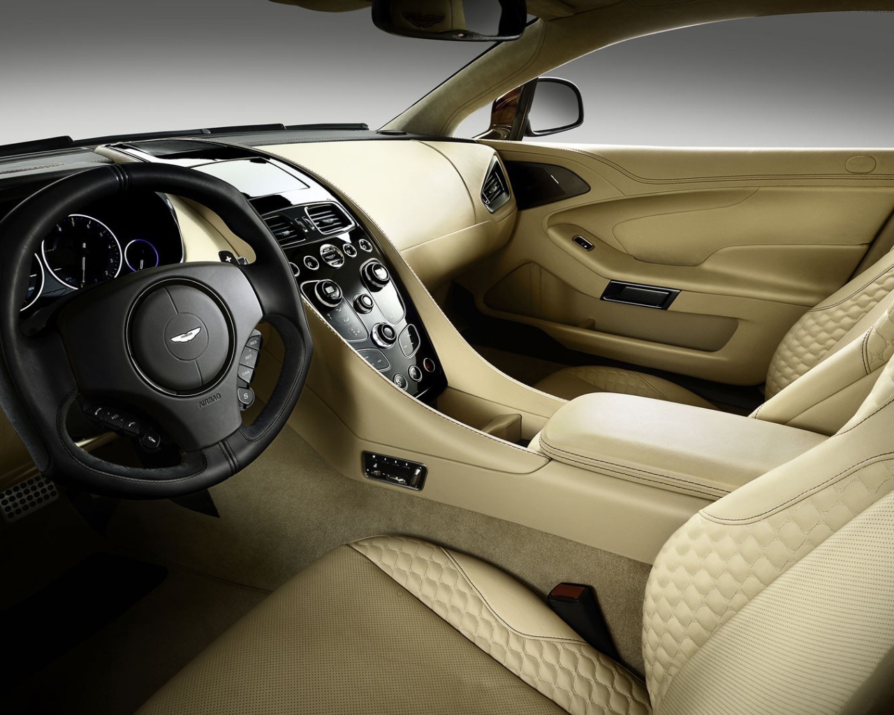 Салон автомобиля Aston Martin Vanquish