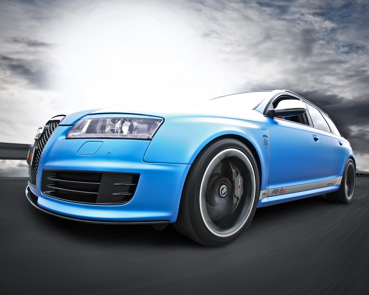 Голубой Audi RS6 Avant на шоссе