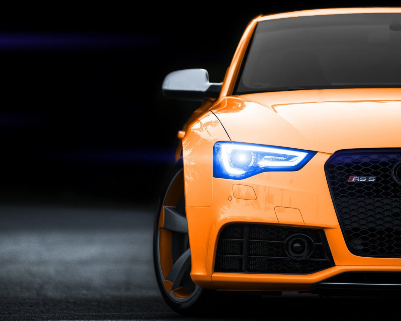 Голубые неоновые фары оранжевого Audi RS5