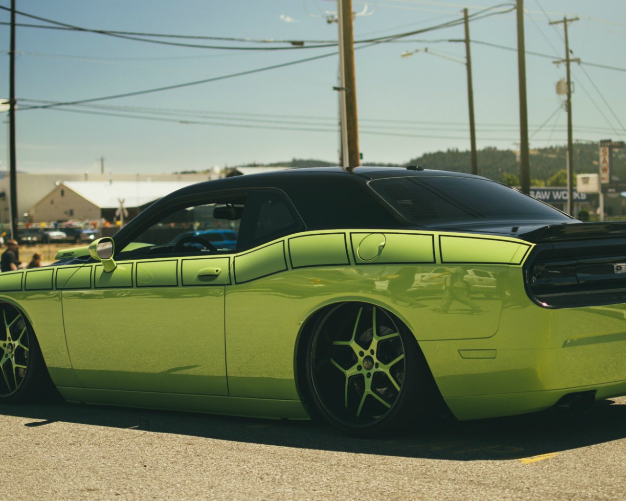 Зеленый Dodge Challenger SRT8 392
