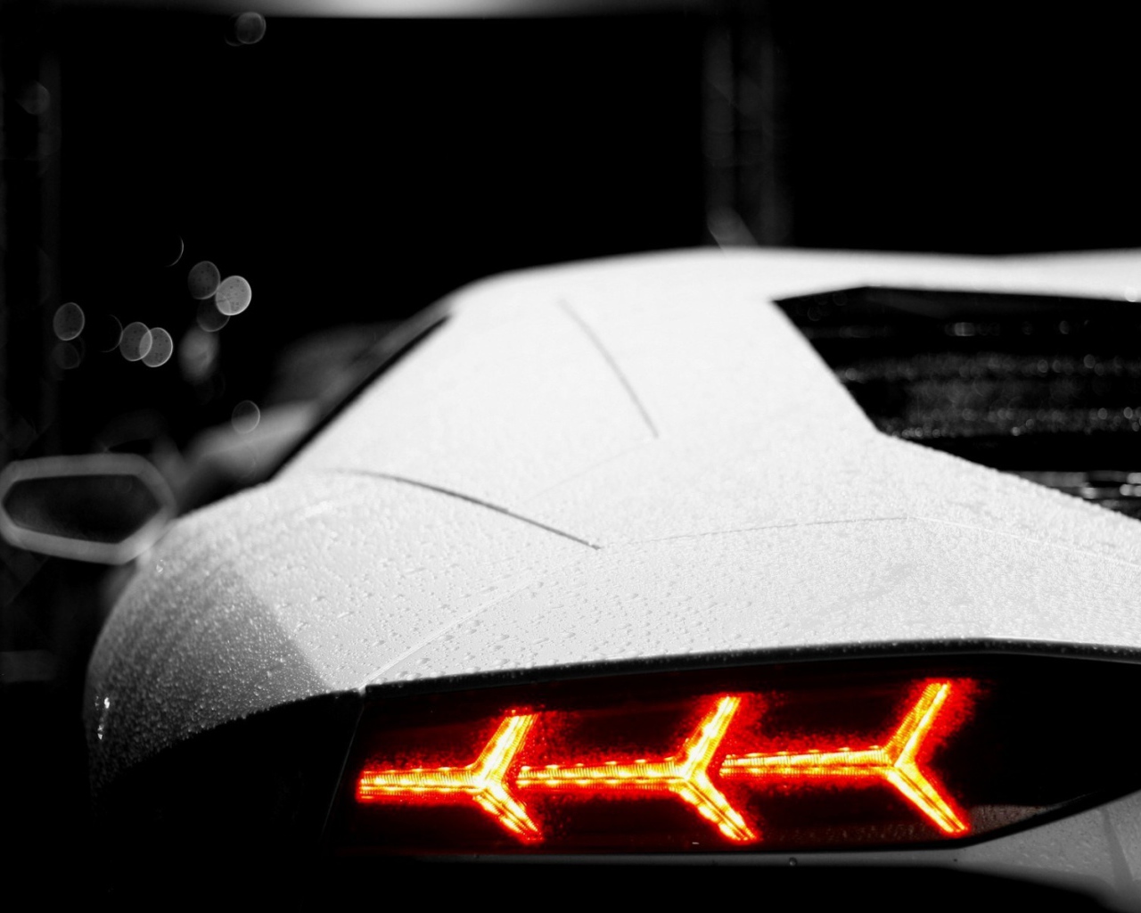 Строгие формы задних огней Lamborghini