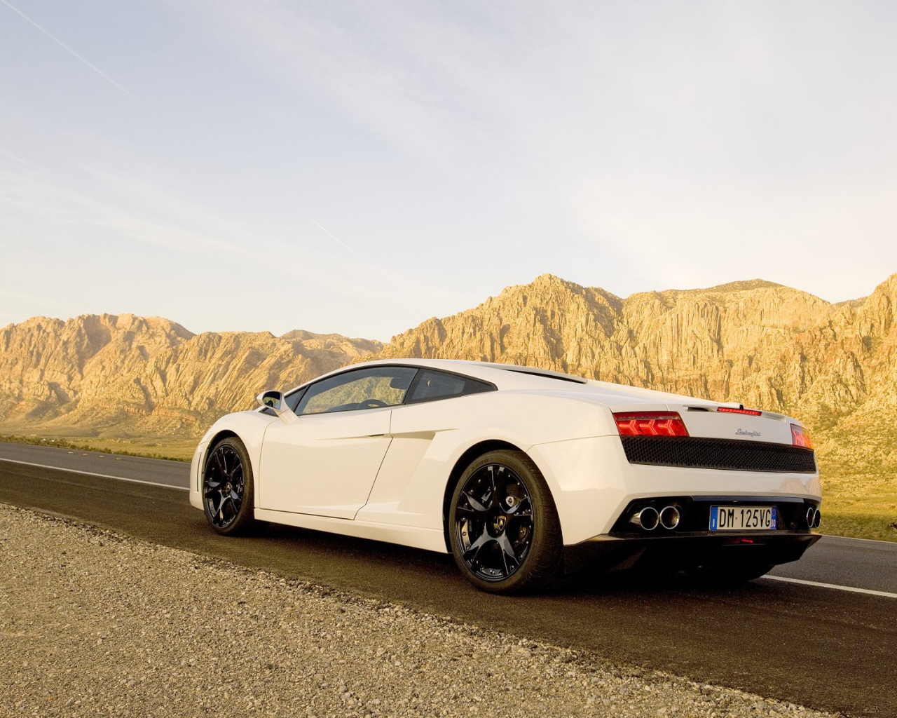 Белый Lamborghini Gallardo в Долине монументов