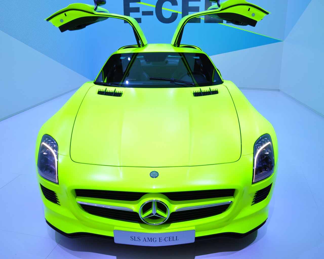 Зеленый электромобиль Mercedes-Benz SLS AMG