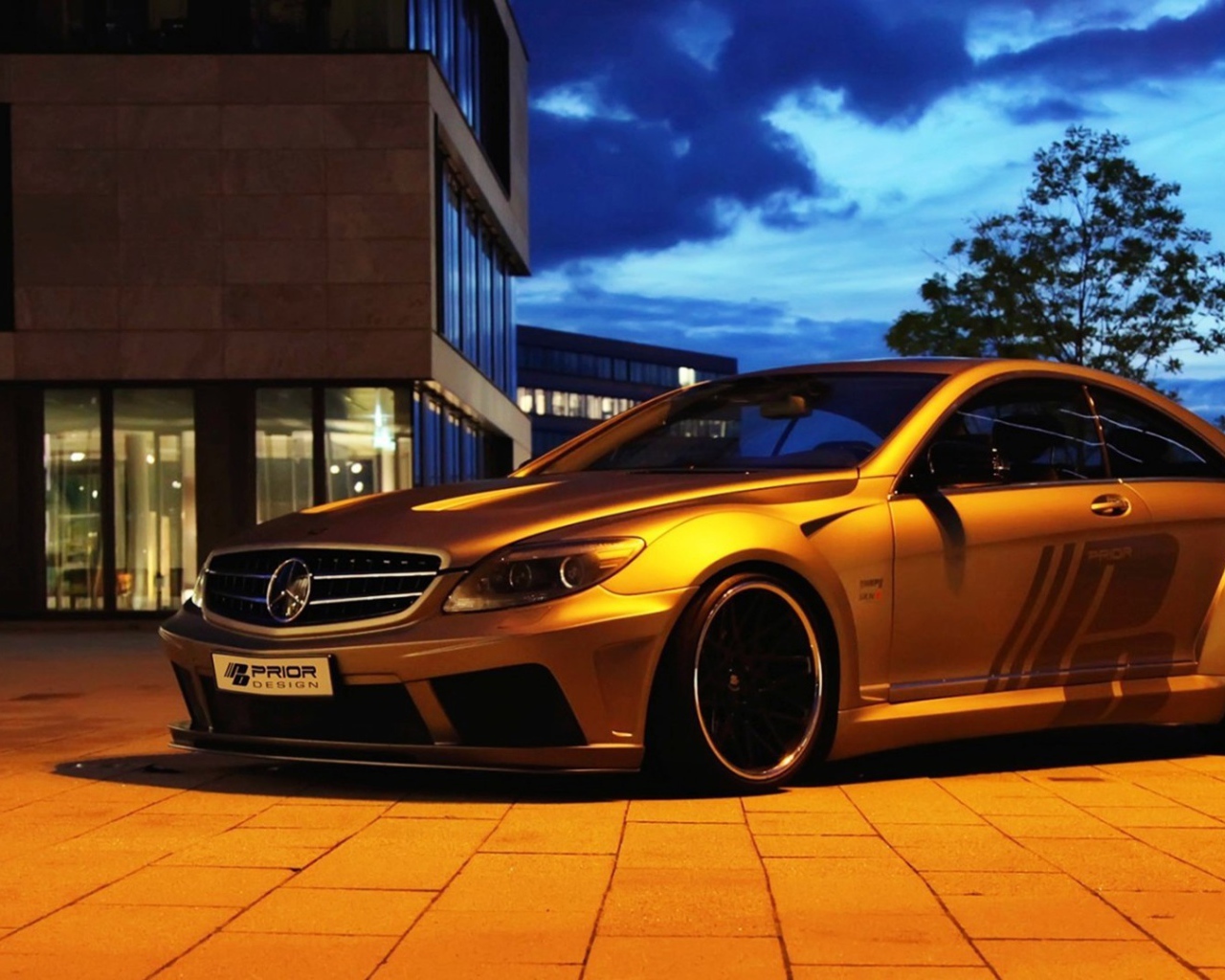 Автомобиль Mercedes-Benz золотого цвета