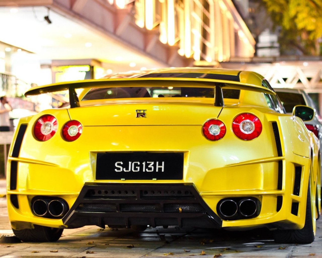 Вид сзади на желтый Nissan GT-R