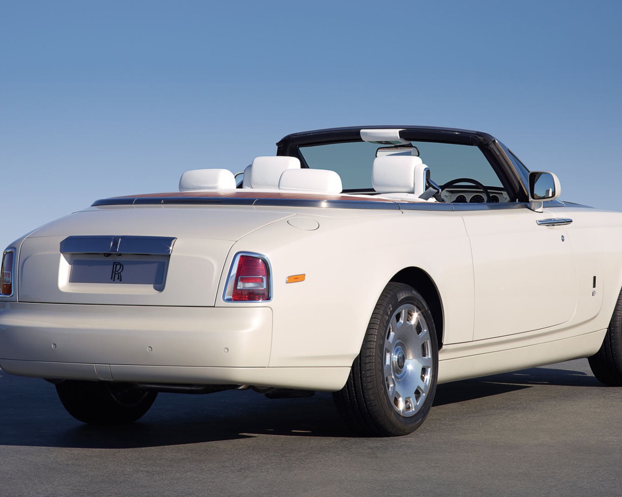 Белый кабриолет Rolls-Royce Phantom