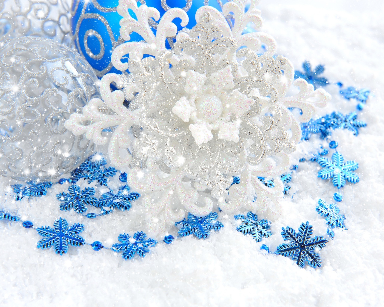 Синие и белая снежинки