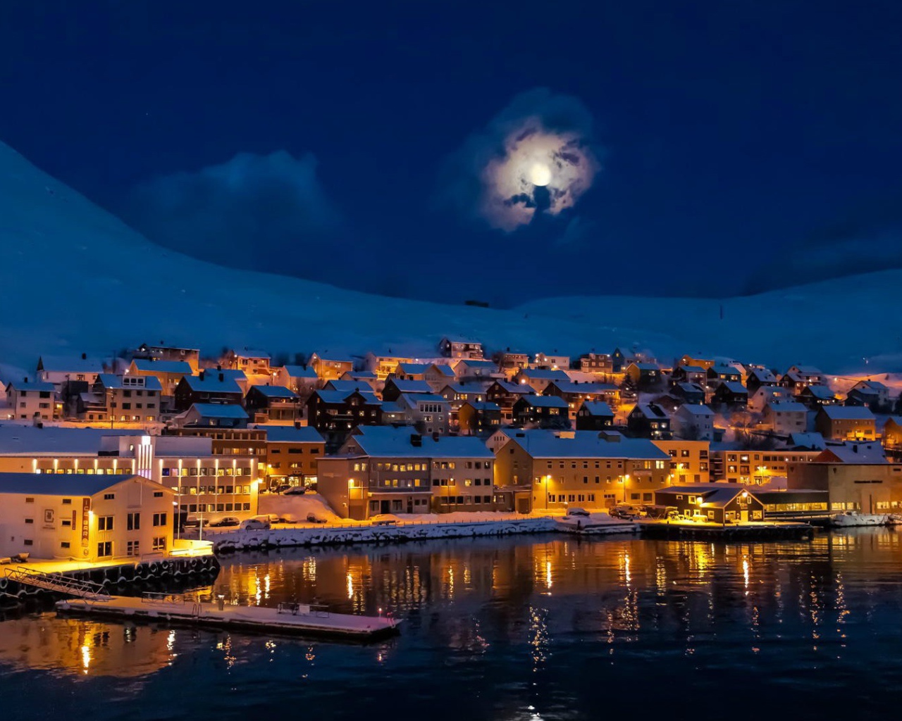 Луна над городом Альту, Норвегия