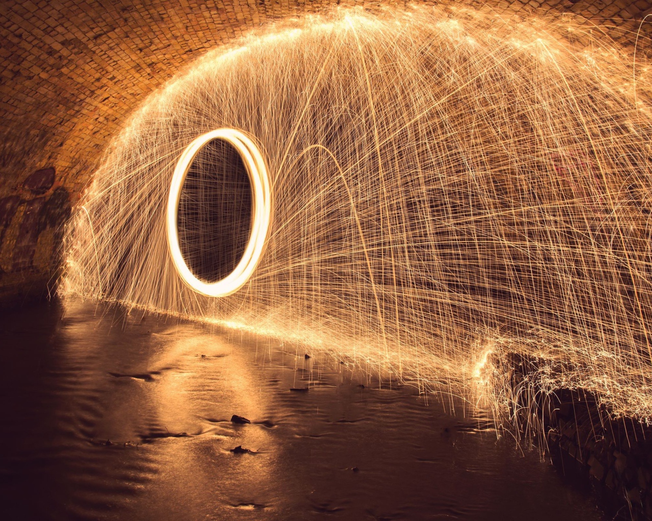 Огненный круг с искрами в тоннеле