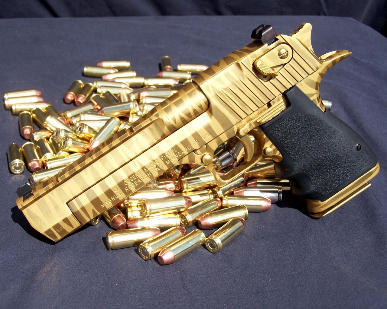Золотой пистолет с пулями