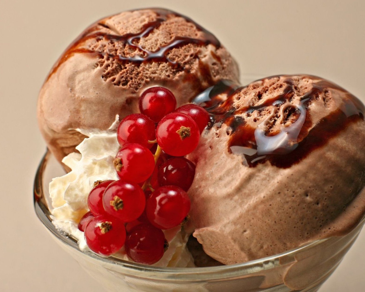 Шоколадное мороженое со смородиной
