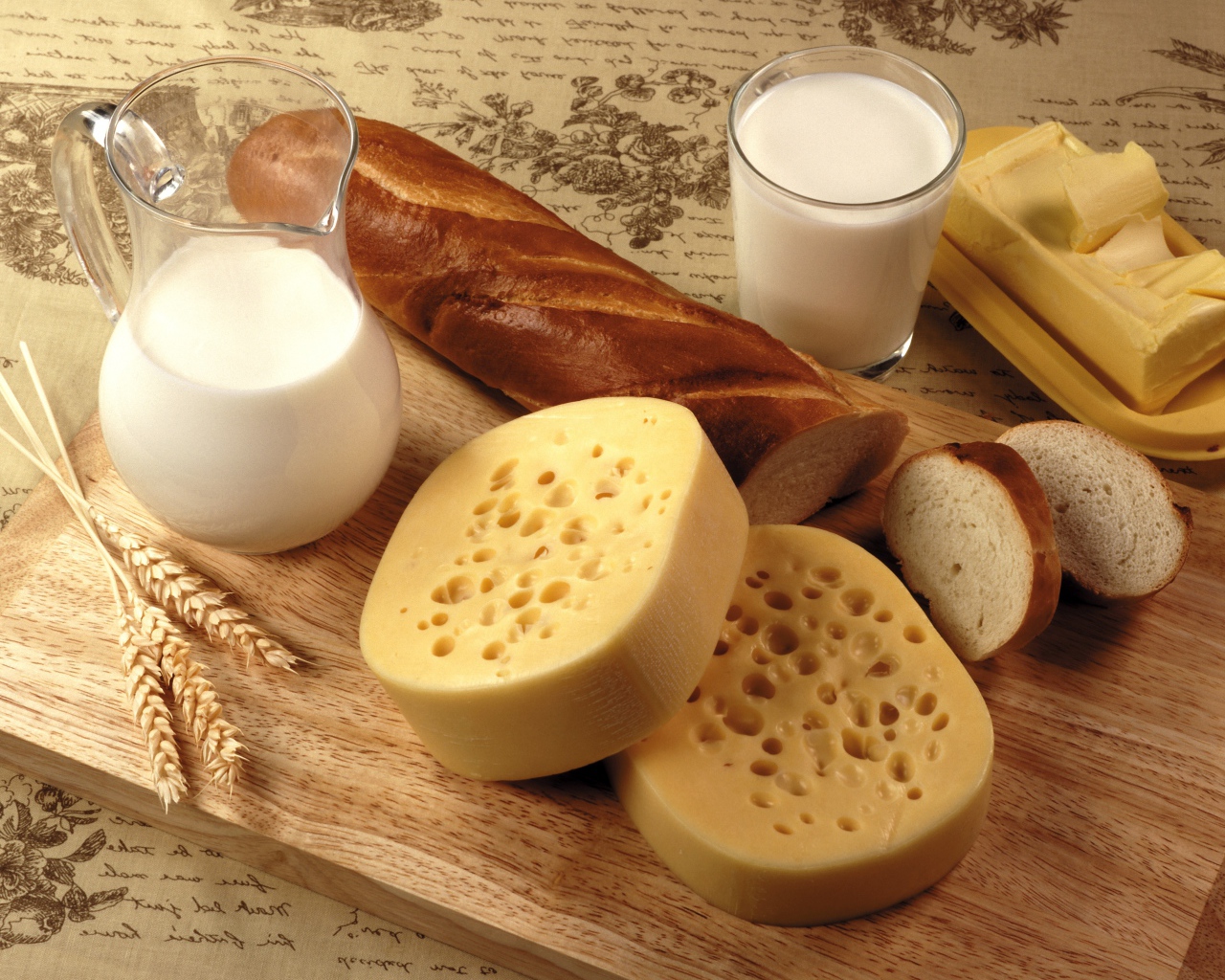 Молочные продукты с хлебом