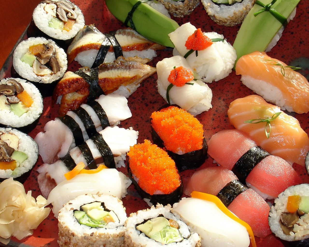 Несколько видов японского блюда суши