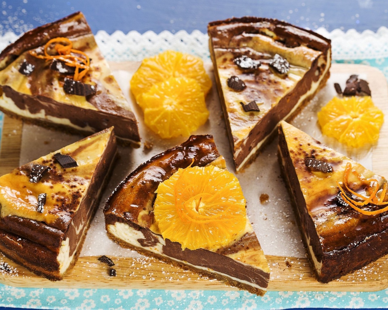 Кусочки шоколадно торта с апельсином