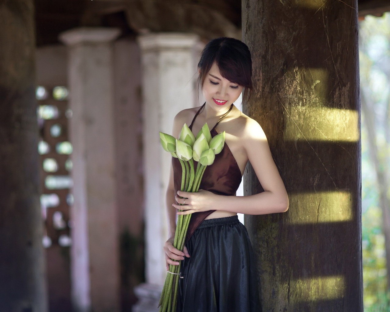 Девушка с букетом нераспустившихся цветов