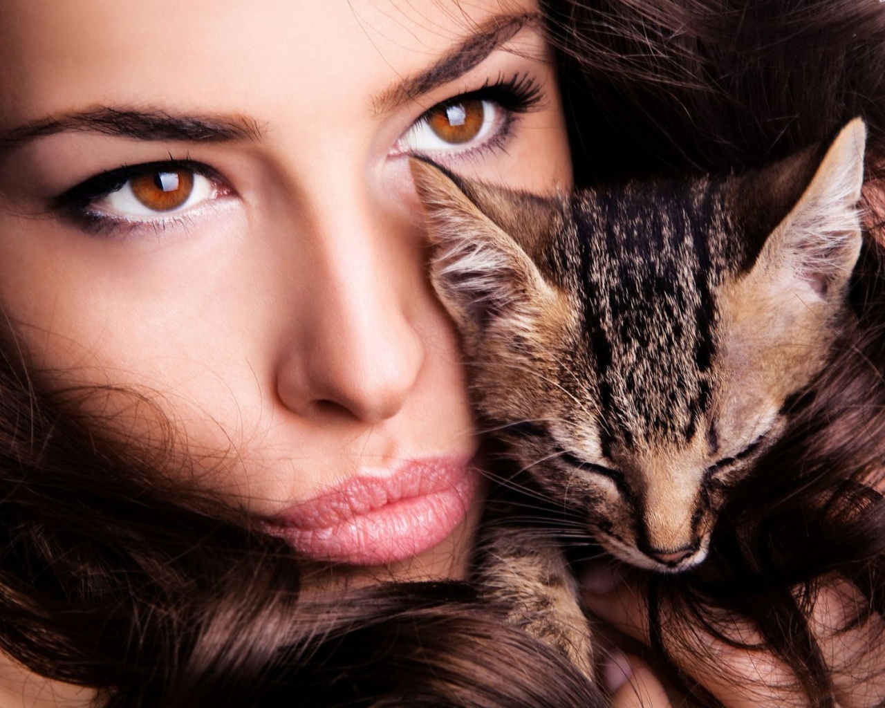 Модель Мелисса Рисо обнимает котенка