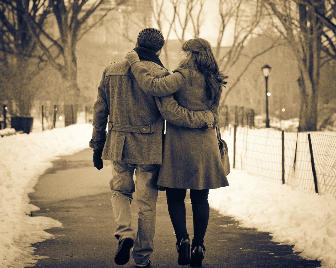 Влюбленные гуляют по зимнему парку