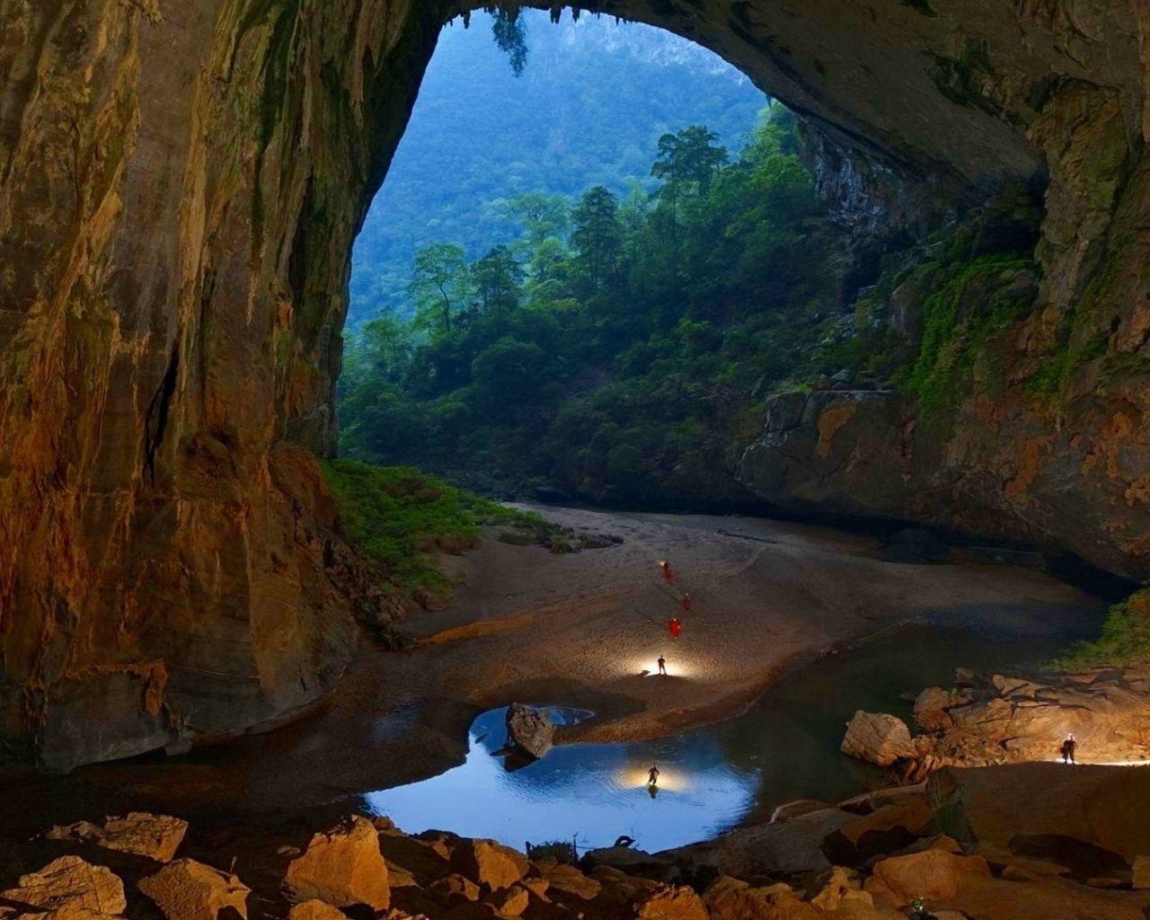 Красивая каменная пещера в джунглях