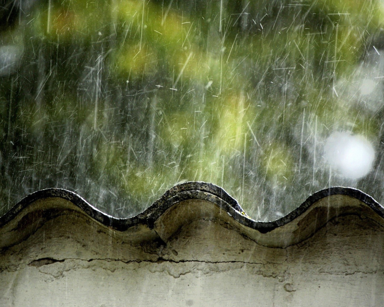 Летний дождь бьет по крыше