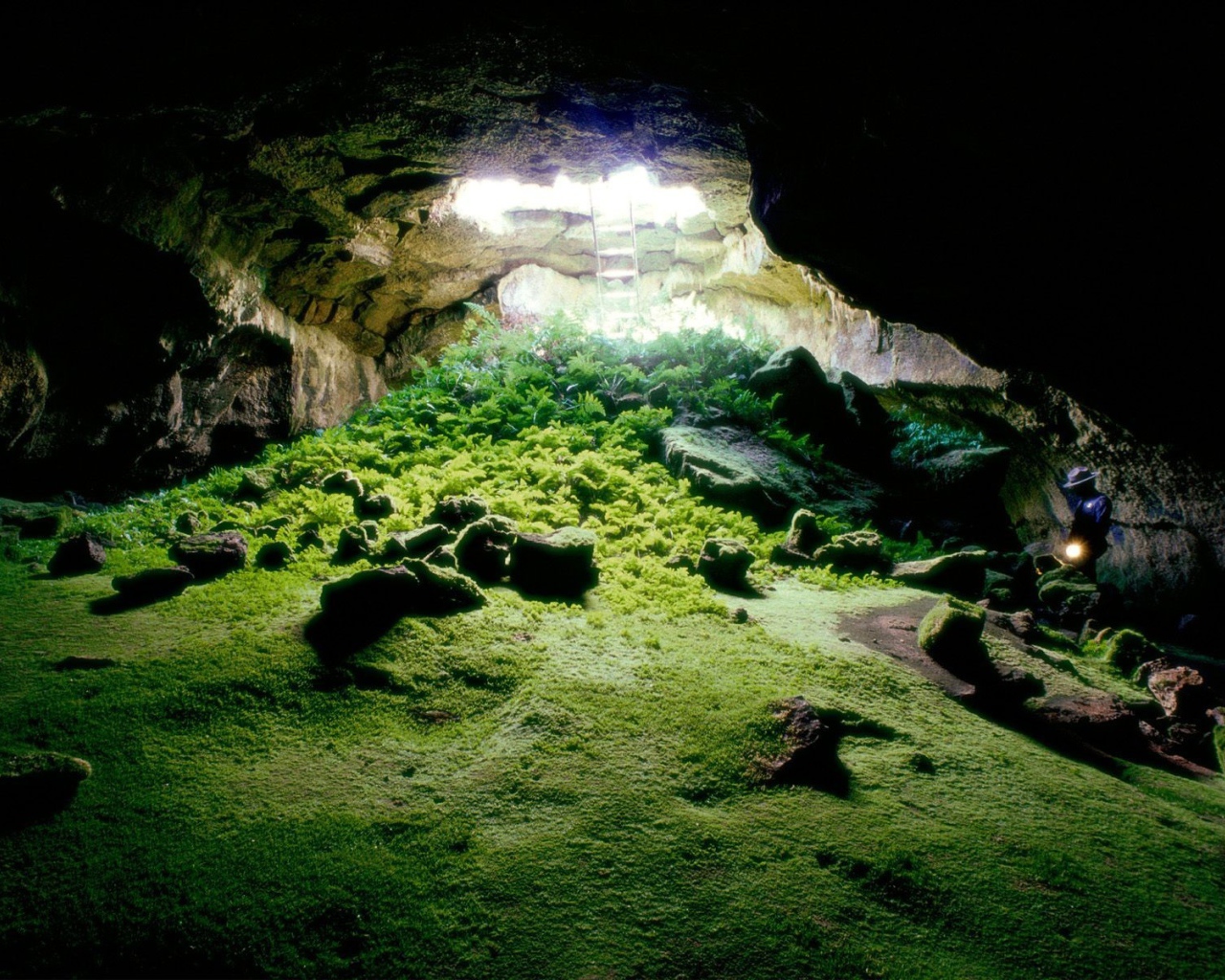 Зеленый холм в пещере