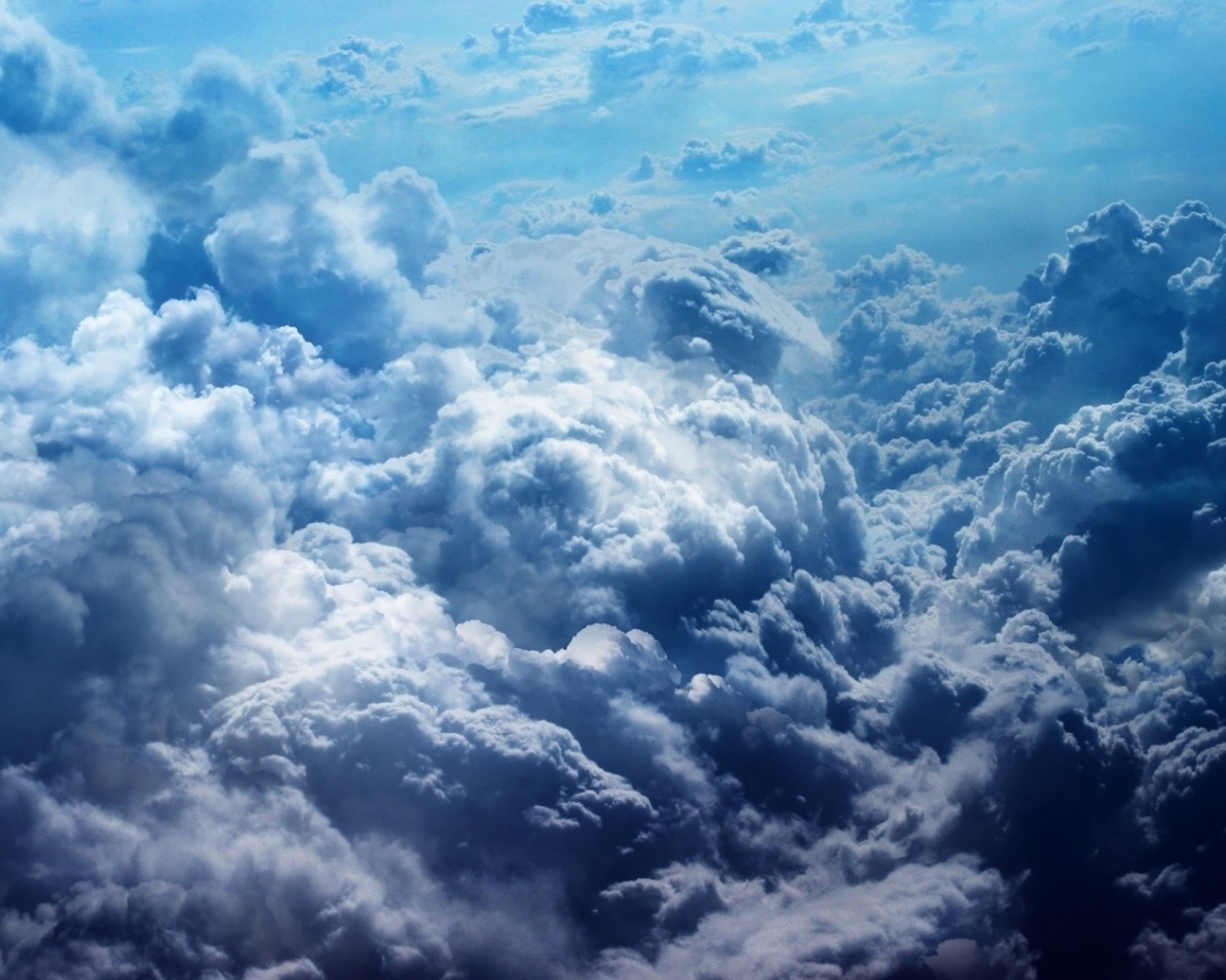 Вид на голубые кучевые облака