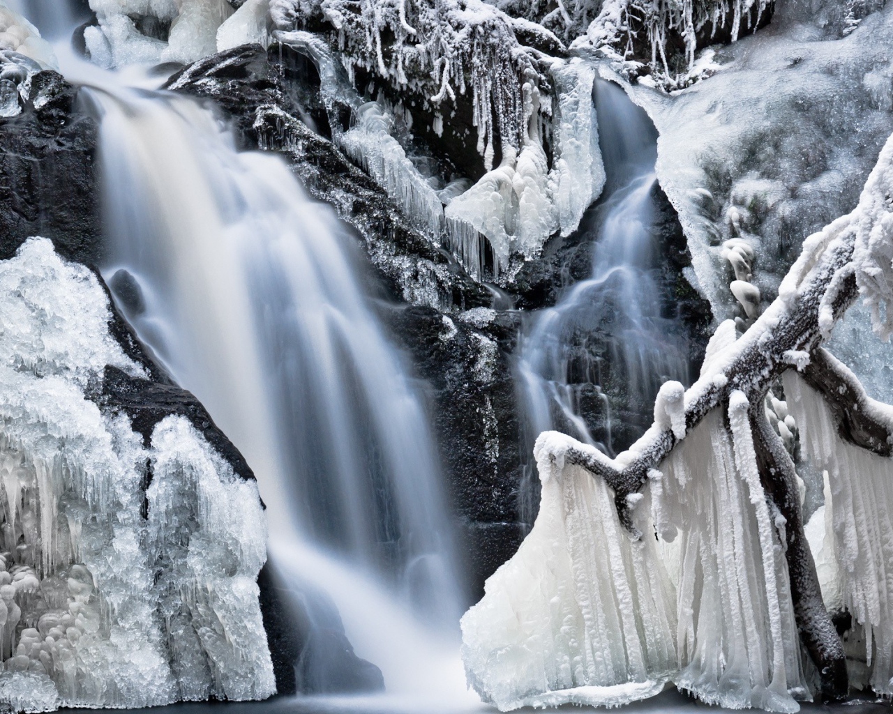 Наросты льда на водопаде во время мороза