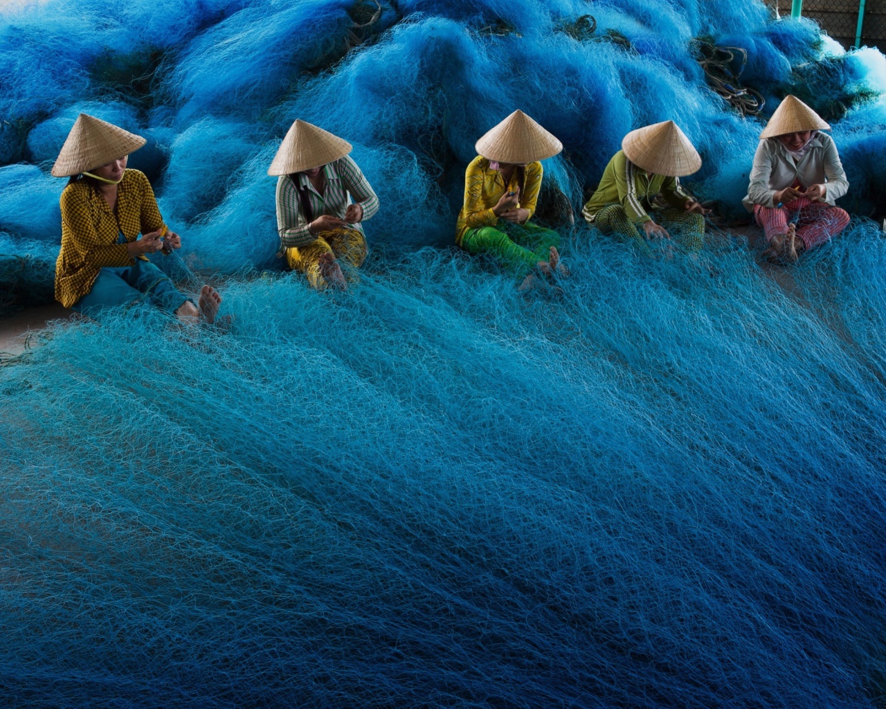 Вьетнамские женщины плетут рыболовные сети