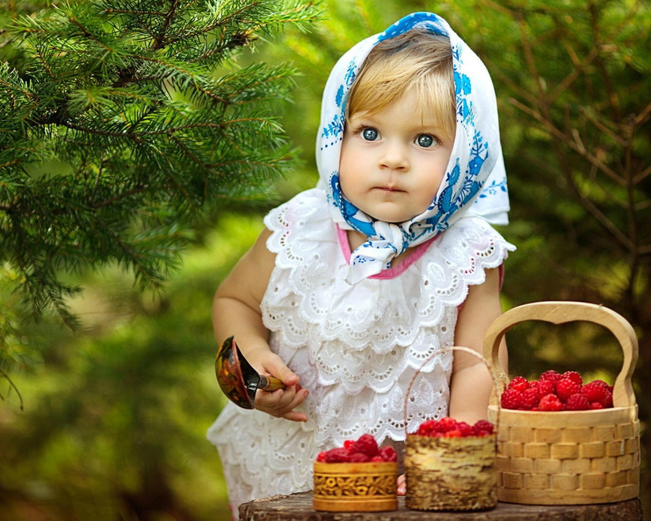 Девочка с корзинками лесных ягод