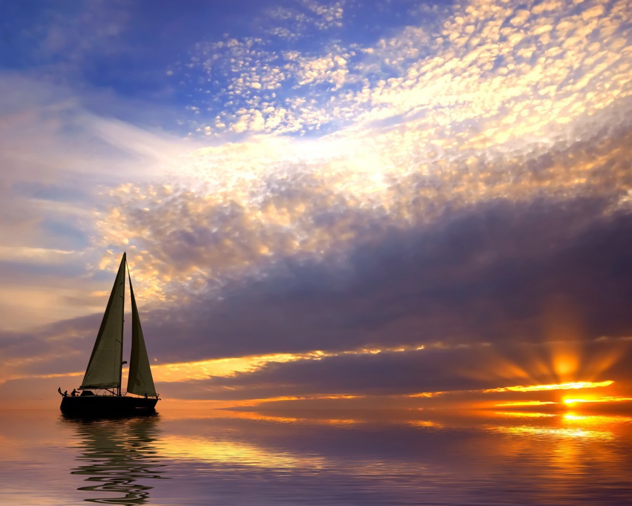 Парусная лодка в спокойном море на закате