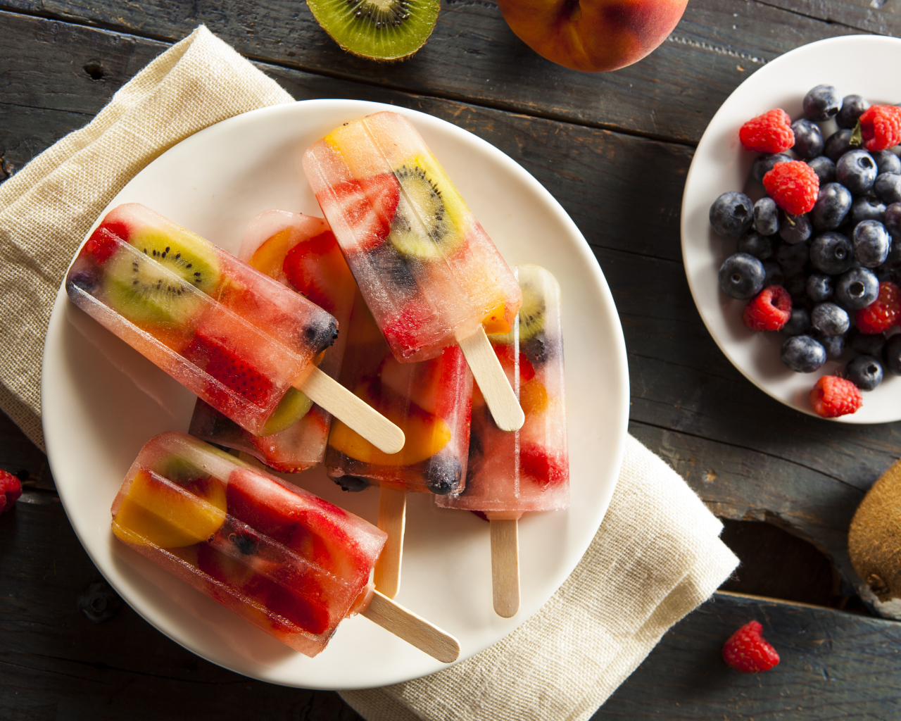 Мороженое на палочке с ягодами и фруктами