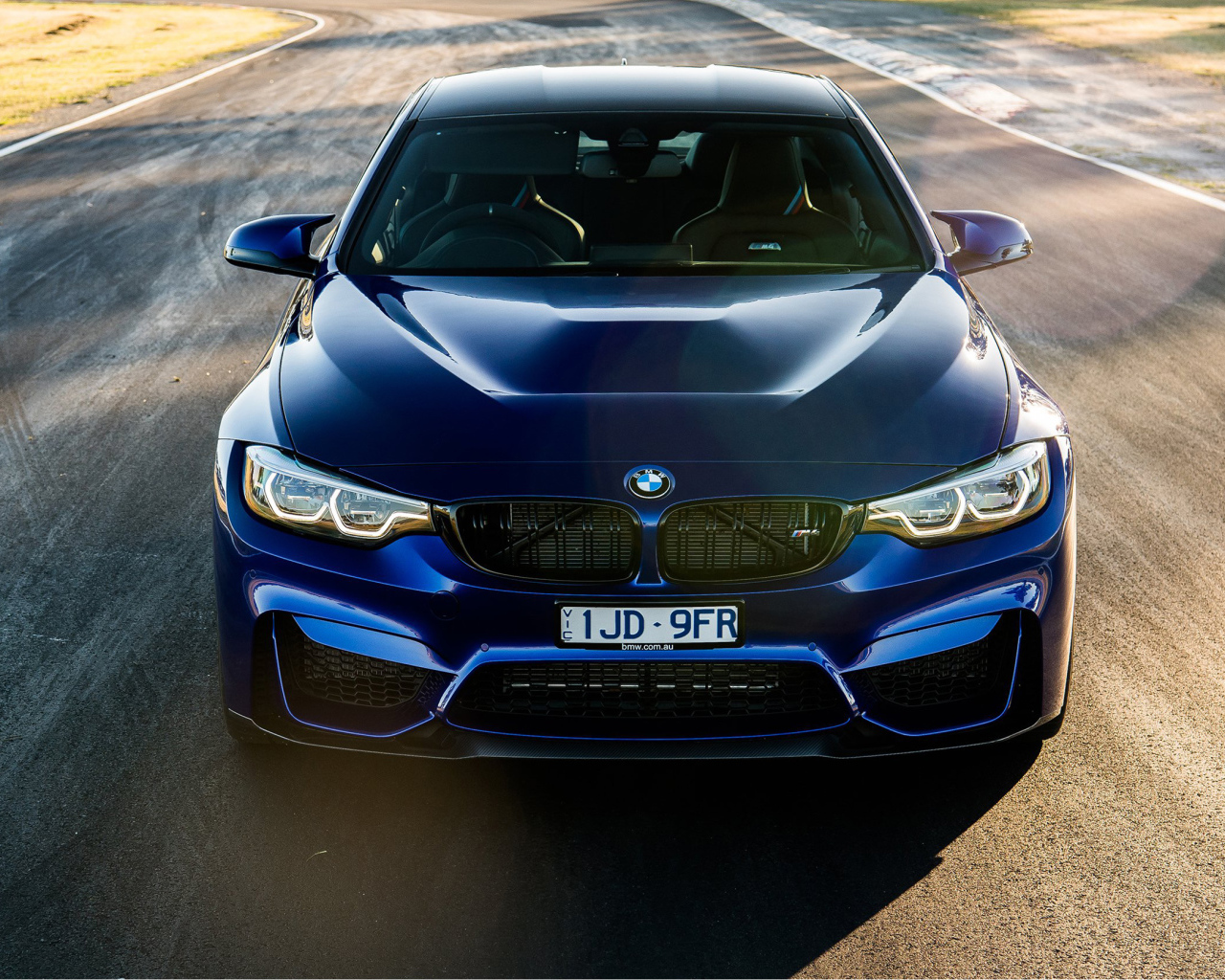 Синий стильный автомобиль BMW M4 CS, 2018 вид спереди